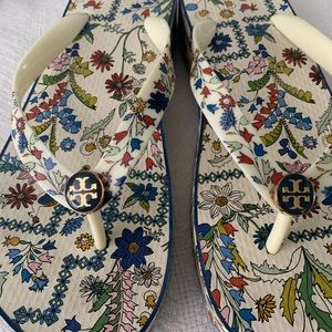 Tory Burch Ivory Meadow Folly 48007 printed cutout wedge flip flop size 8 w box